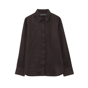 Dettaglio camicia in lino a maniche lunghe con colletto classico e trama naturale
