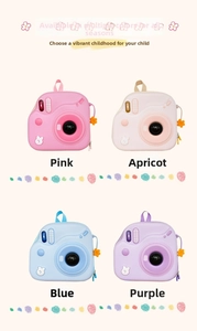 Dettaglio di quattro zaini per bambini a forma di fotocamera in rosa, mandorla, blu e viola