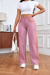Détail du jean large en patchwork rose avec coutures contrastées et taille haute