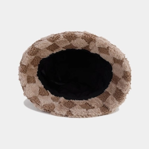 Cappello a secchiello in peluche a scacchi marroni e crema, caldo e retrò per inverno