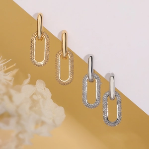 Orecchini geometrici in oro e argento con zirconi cubici micro-incastonati