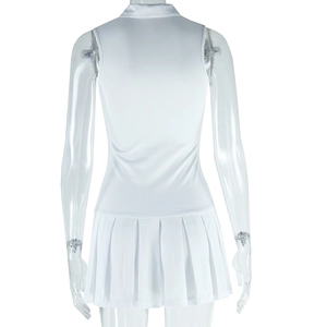 Vista posteriore del completo da tennis bianco senza maniche con polo e gonna a pieghe
