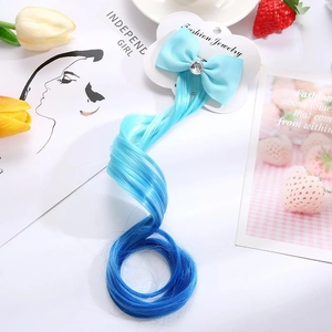 Dettaglio fiocco blu per bambini con extension per capelli ricci sfumati blu su cartoncino