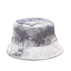 Dettaglio del cappello a secchiello tie-dye grigio e bianco con cuciture rinforzate