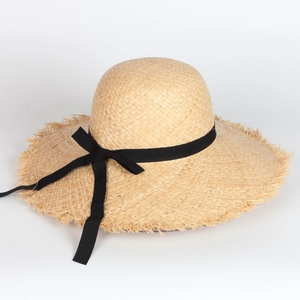 Chapeau de soleil pliable en raphia avec ruban noir et bords frangés pour les vacances