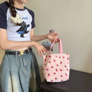 Détail du sac cabas en velours côtelé rose avec imprimés fraises et texture douce