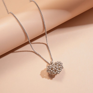 Collier minimaliste en acier inoxydable argenté avec pendentif coeur texturé exposé