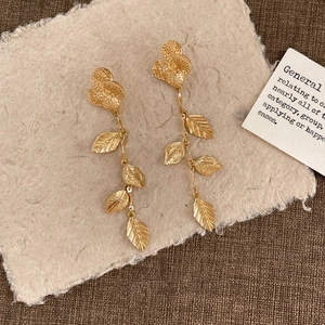 Boucles d'oreilles vintage en métal doré avec fleur et pampilles de feuilles ciselées
