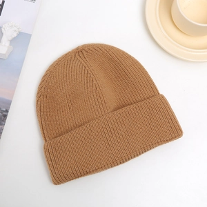 Gedetailleerde flat lay van de camel gebreide beanie met fijne woltextuur en naden