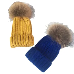 Damen Winter Strickmützen mit großen Kunstpelz-Bommeln in Gelb und Blau im Doppelpack