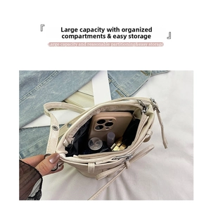 Détail intérieur du sac seau en toile beige montrant une grande capacité bien organisée