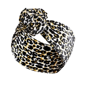 Detail eines Haarbandes mit Leopardenmuster, Samtknoten und eleganter Textur-Optik