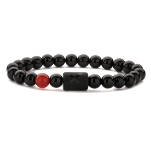 Makro-Detail des Schütze-Perlenarmbands mit Tigerauge-Steinen und schwarzen Achat-Perlen