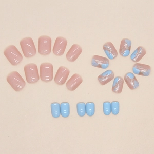 Faux ongles carrés courts avec marbrures bleues et feuilles d'or sur fond rose