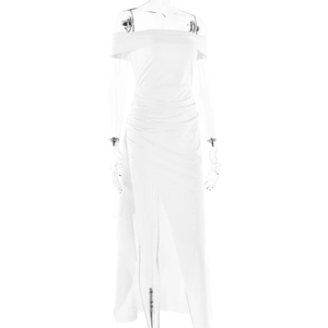 Détail de la robe longue blanche à épaules dénudées avec taille froncée et fente haute