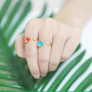 18K vergoldete Kleeblatt Ringe mit Schmetterling und Zirkonia am Finger der Frau