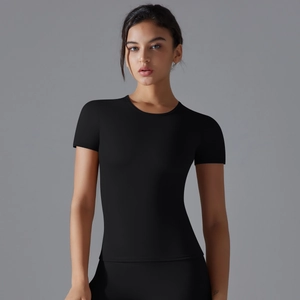 Nahaufnahme des schwarzen Yoga-T-Shirts mit elastischem Stoff und Rundhalsausschnitt