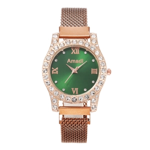 Gros plan d'une montre à mailles or rose avec cadran vert soleil et lunette en diamants