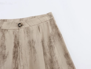 Dettaglio della vita dei pantaloni beige in lino e cotone con strisce marroni