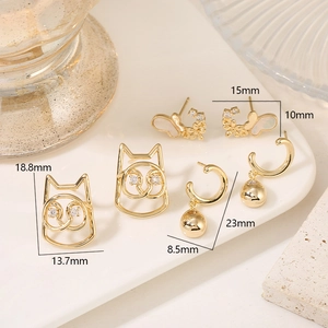Detailed size specifications for gold star, moon, and cat shaped jewelry charms and pendants