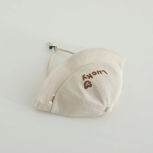 Détail du chapeau bob en velours côtelé pour bébé avec broderie ours et mentonnière