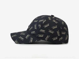 Vue latérale d'une casquette de baseball avec tissu bleu marine et imprimé doré Sport World