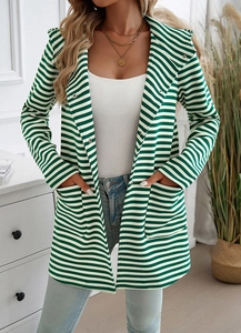 Dettaglio del cardigan con cappuccio a righe bianche e verdi con bottoni a pressione