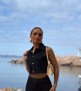 Vue détaillée du crop top en denim bleu foncé avec boutons métalliques et coupe ajustée