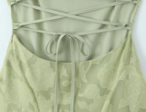 Detailansicht der hellgrünen Kleider-Rückseite mit Jacquard-Rosen und Schnürdesign