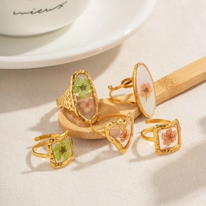 Adjustable gold rings with real dried flowers in geometric heart and square shapes