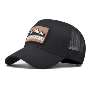 Cappellino trucker nero con ricamo montagna e rete traspirante per uomo e donna