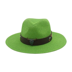 Chapeau de paille vert avec breloque tête de taureau et broderies florales de style