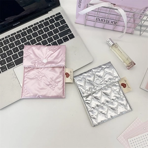 Tragbare Aufbewahrungstasche Für Damenbinden Gesteppte PU Satin Herz Schleife Stickerei Kleine Kosmetiktasche Mit Druckknopf