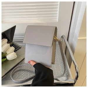 Vue détaillée d'un petit sac carré gris minimaliste avec fermeture à rabat