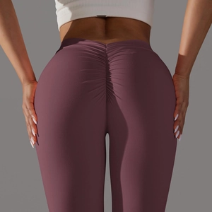 Vue détaillée du legging de yoga taille haute avec effet push-up en tissu prune extensible