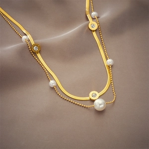 Collana a doppio strato in acciaio titanio dorato con numeri romani e perle