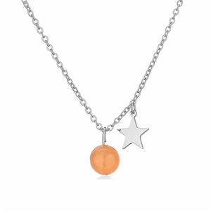 Detail der Silberkette mit orangefarbener Steinperle und Sternanhänger auf weißem Grund