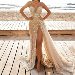 Robe maxi champagne à col en V avec paillettes et fente haute sur une passerelle de plage