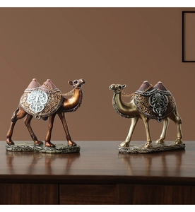 Nahaufnahme von nahöstlichen Kamelfiguren aus Harz mit kunstvollen Gold- und Bronzedetails