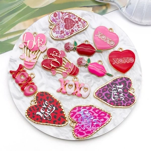 Collection de breloques en émail cœur et rose pour la fabrication de bijoux artisanaux