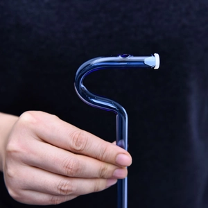 Reusable heat-resistant blue glass straw with anti-lip wrinkle curved design and cap