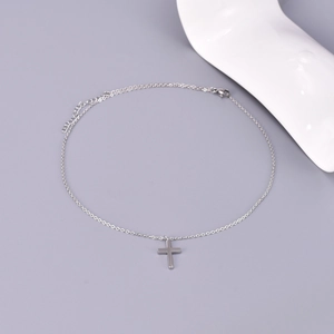 Vue détaillée du collier pendentif croix en acier inoxydable argenté avec chaîne réglable