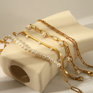 Ensemble de bracelets double couche en acier doré avec perles d'eau douce naturelles