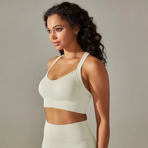 Détail du soutien-gorge de sport côtelé sans couture et du legging de yoga taille haute