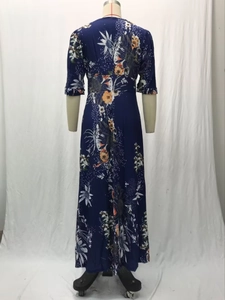 Détail de robe longue à col en V avec imprimé floral jaune et blanc sur fond bleu marine