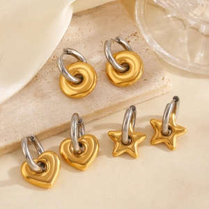 Trois paires de boucles d'oreilles bicolores en acier en formes de cœur, étoile et rond