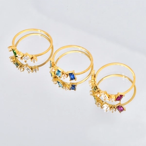 Trois bagues minimalistes plaquées or avec pierres en zircon émeraude, saphir et rubis