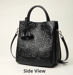 Vista laterale di borsa in vera pelle nera con motivi floreali di rose in rilievo 3D