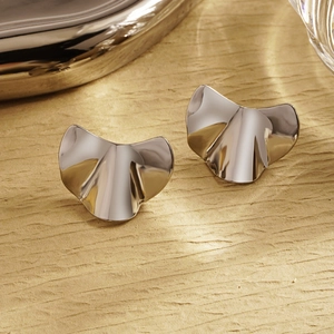 Boucles d'oreilles irrégulières en métal froissé argenté poli au design géométrique