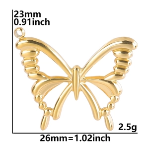 Dimensions détaillées d'un pendentif papillon doré avec des ailes creuses complexes